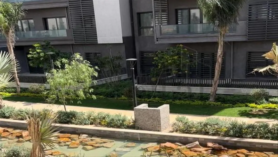 شقة للبيع على لاجون متشطبة وبالتكييفات فى بريفادو