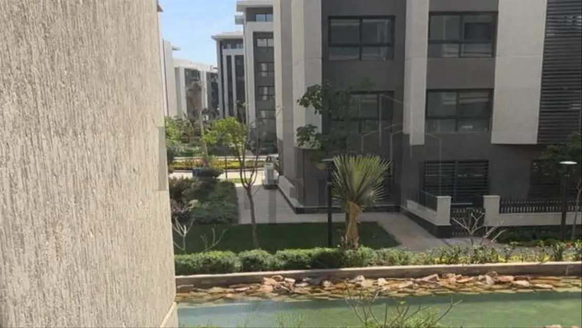 شقة للبيع على لاجون متشطبة وبالتكييفات فى بريفادو
