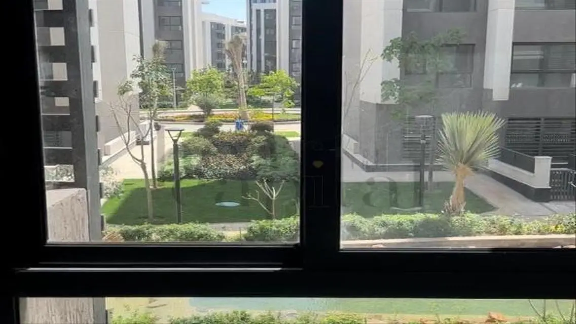 شقة للبيع على لاجون متشطبة وبالتكييفات فى بريفادو