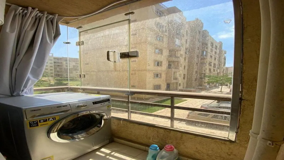 شقه ٩٠م للبيع بمدينتي بالمطبخ فيو ولا أروع
