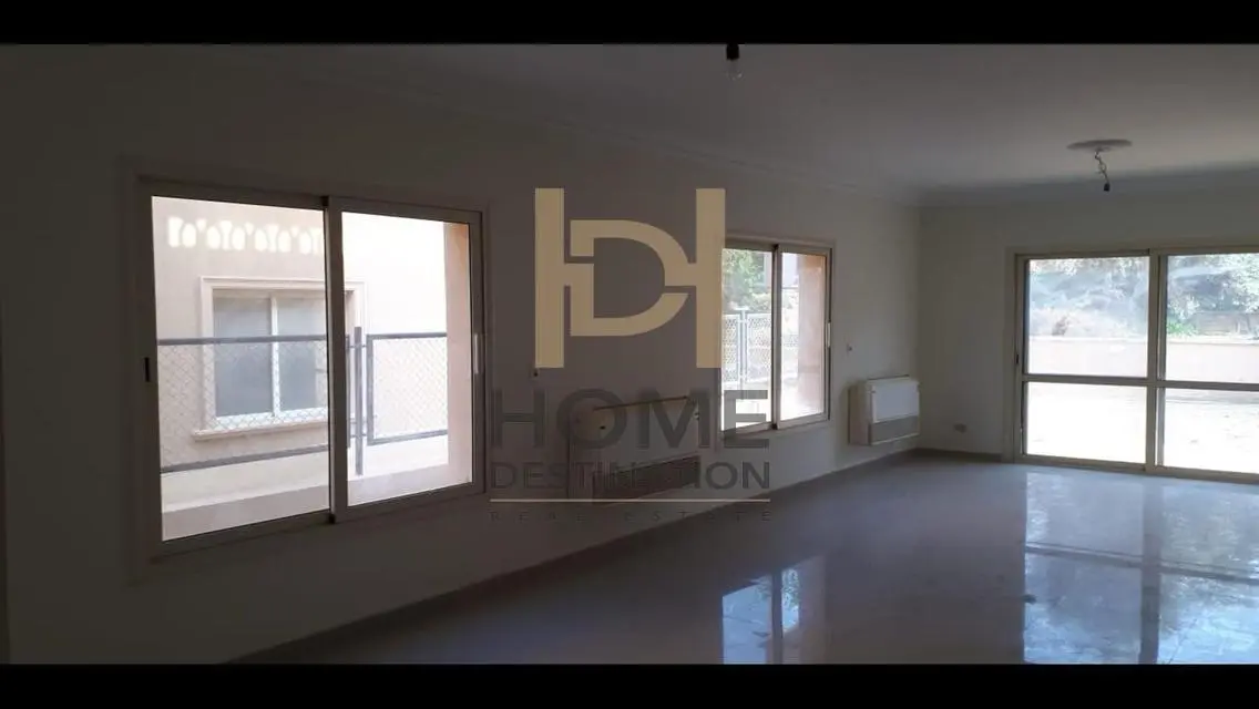 متشطبة بالكامل تطل علي مساحات خضراء بيلاجيو