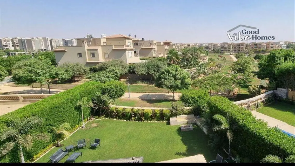 فيلا مستقلة للبيع في بالم هيلز قطامية و بموقع مميز