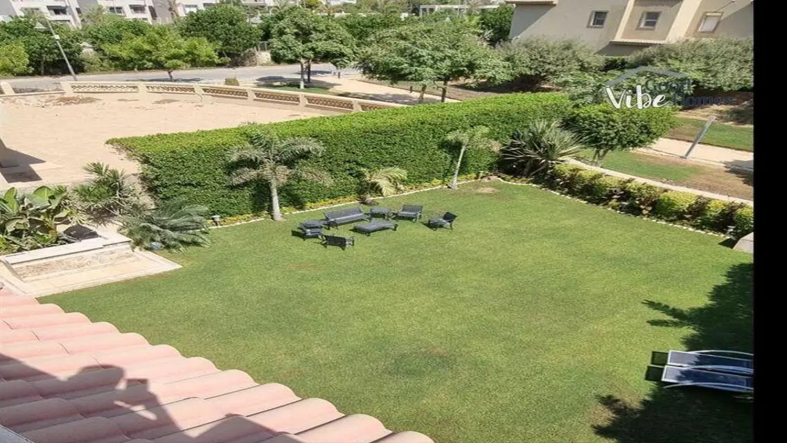 فيلا مستقلة للبيع في بالم هيلز قطامية و بموقع مميز