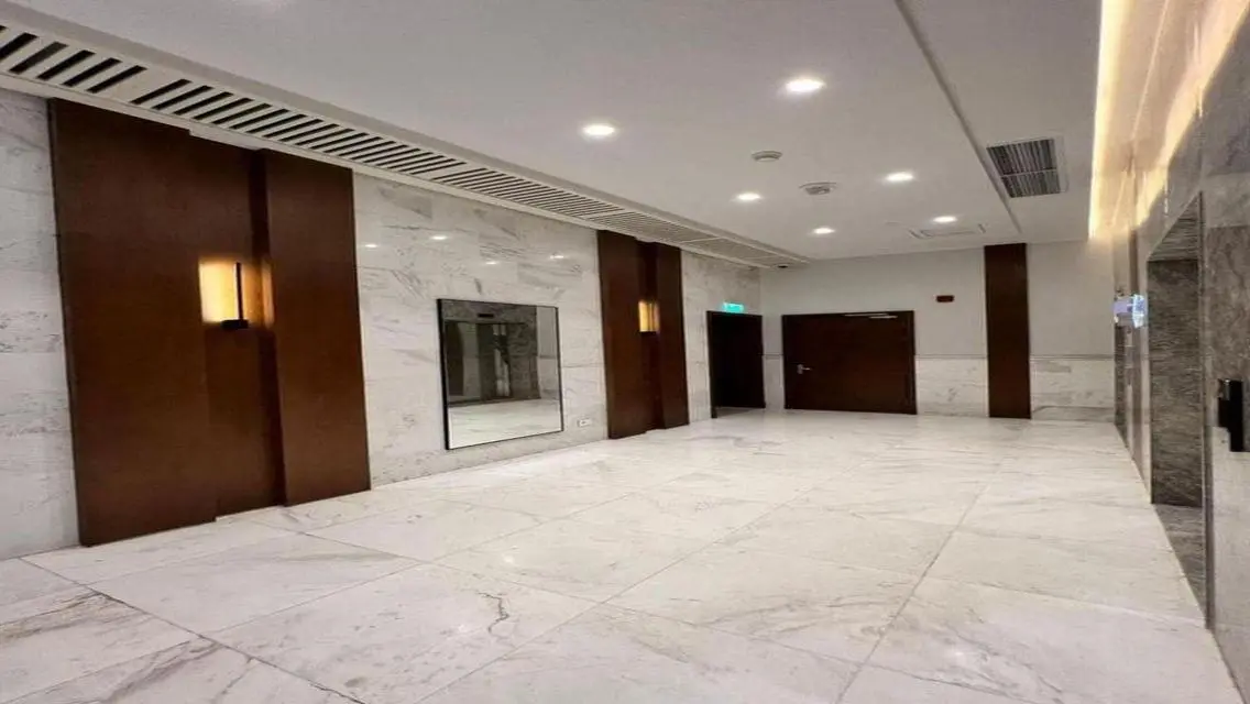 اخر شقة متشطبة بالتكييفات و خشب المطبخ في مراكز