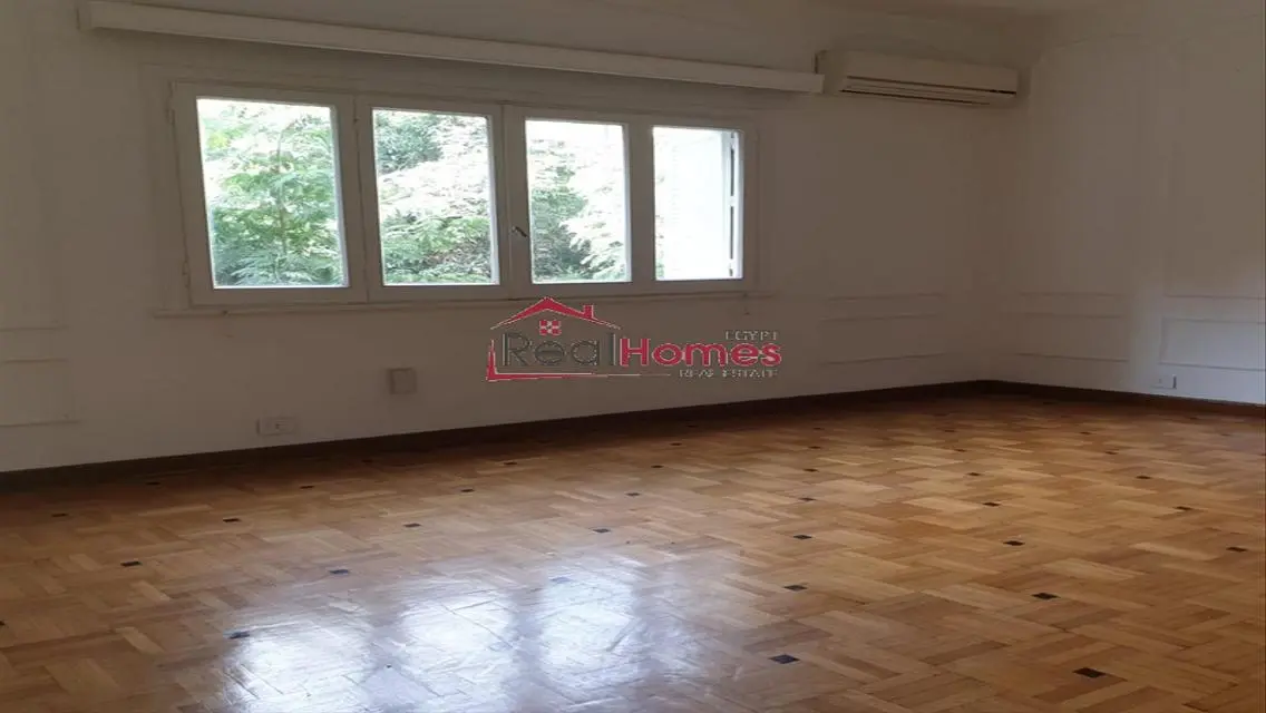 High ceiling renovated apartment 4bedrooms