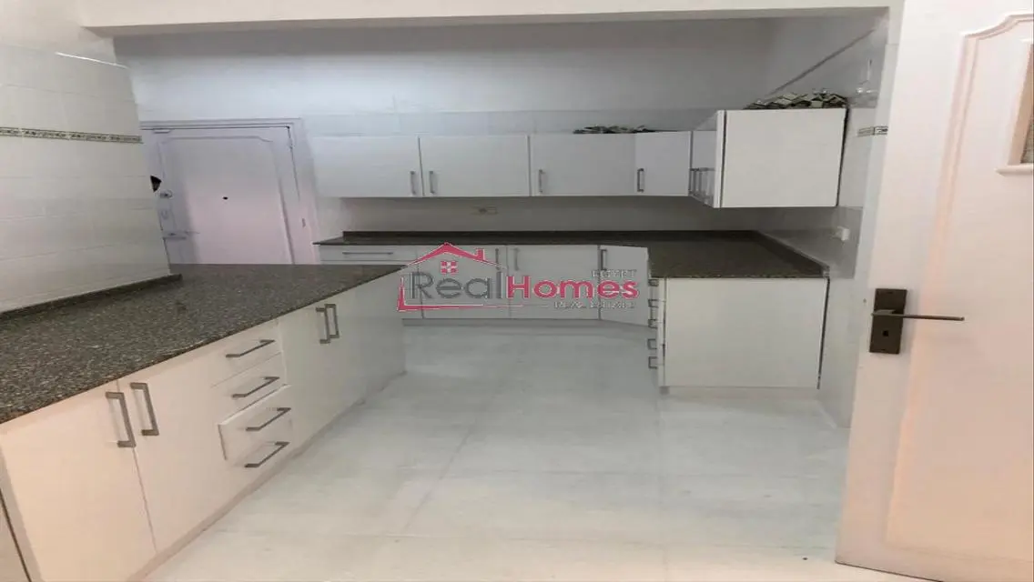 High ceiling renovated apartment 4bedrooms