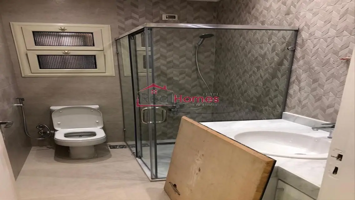 High ceiling renovated apartment 4bedrooms