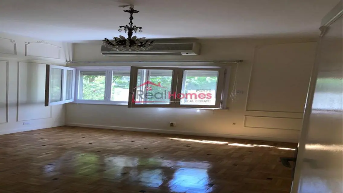High ceiling renovated apartment 4bedrooms
