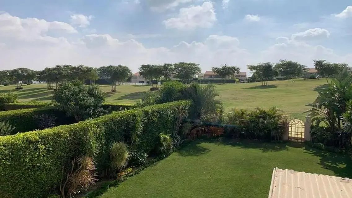 للبيع فيلا على الجولف جاهزه للسكن فى جولف فيوز