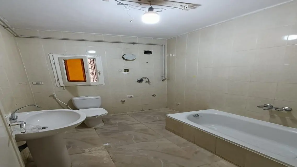 شقة للايجار ١٧٠ م شارع نبيل الوقاد الرئيسي