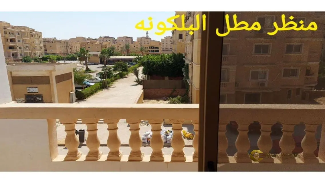 شقة حديثة مع شرفة وخزائن حائط