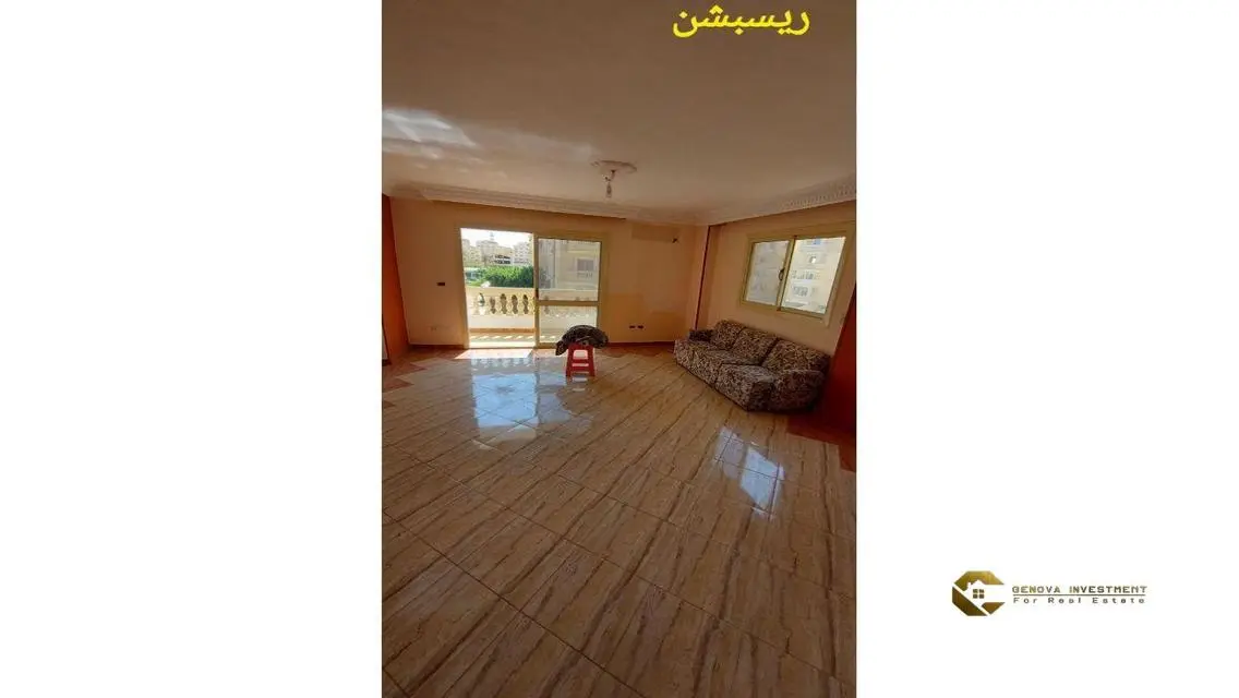 شقة حديثة مع شرفة وخزائن حائط