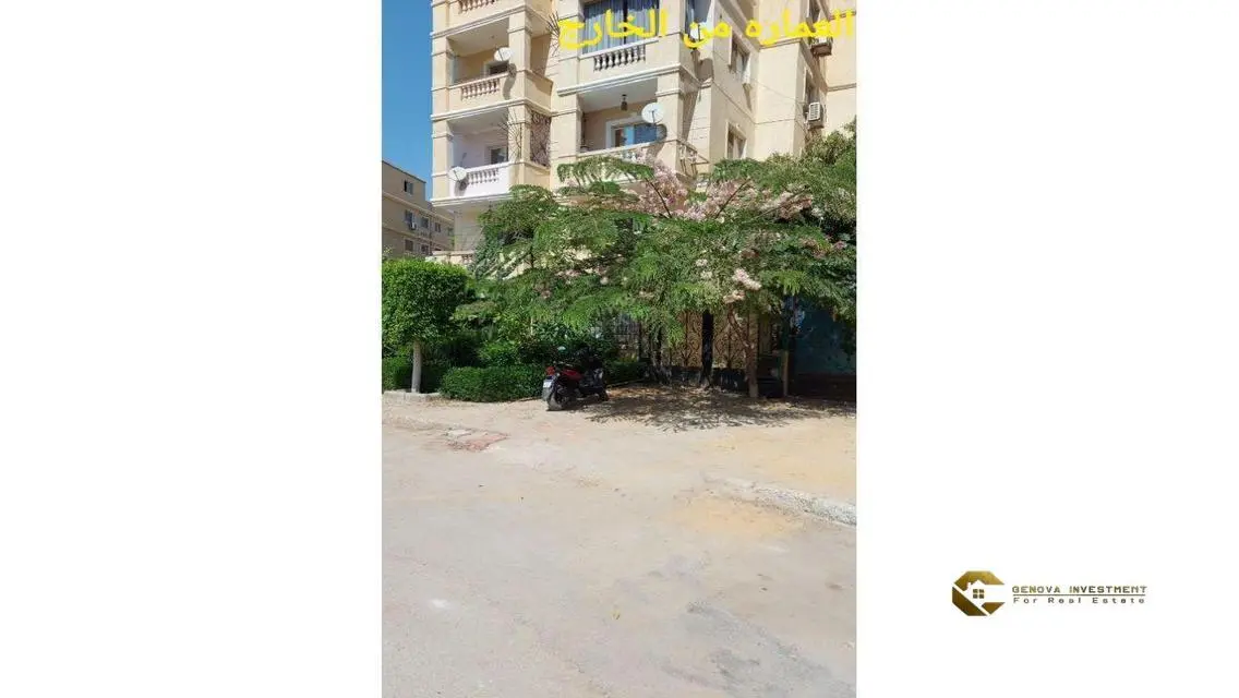 شقة حديثة مع شرفة وخزائن حائط