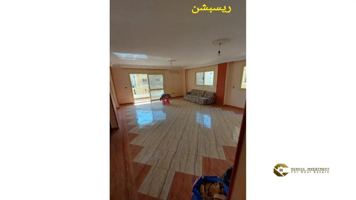 شقة حديثة مع شرفة وخزائن حائط