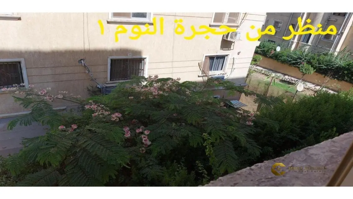 شقة حديثة مع شرفة وخزائن حائط