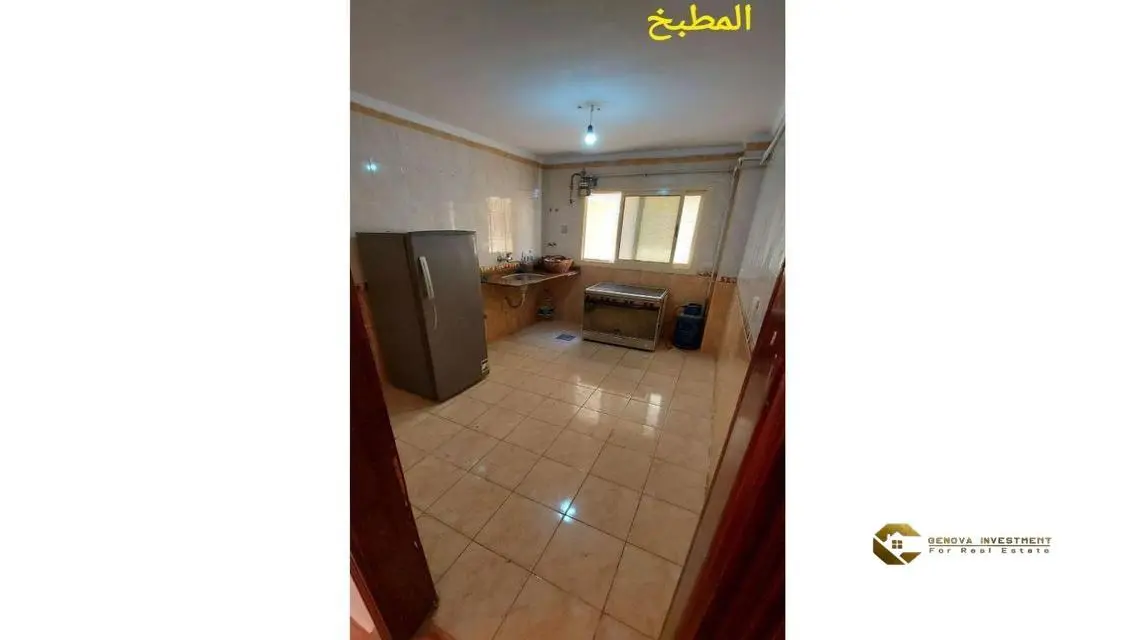 شقة حديثة مع شرفة وخزائن حائط
