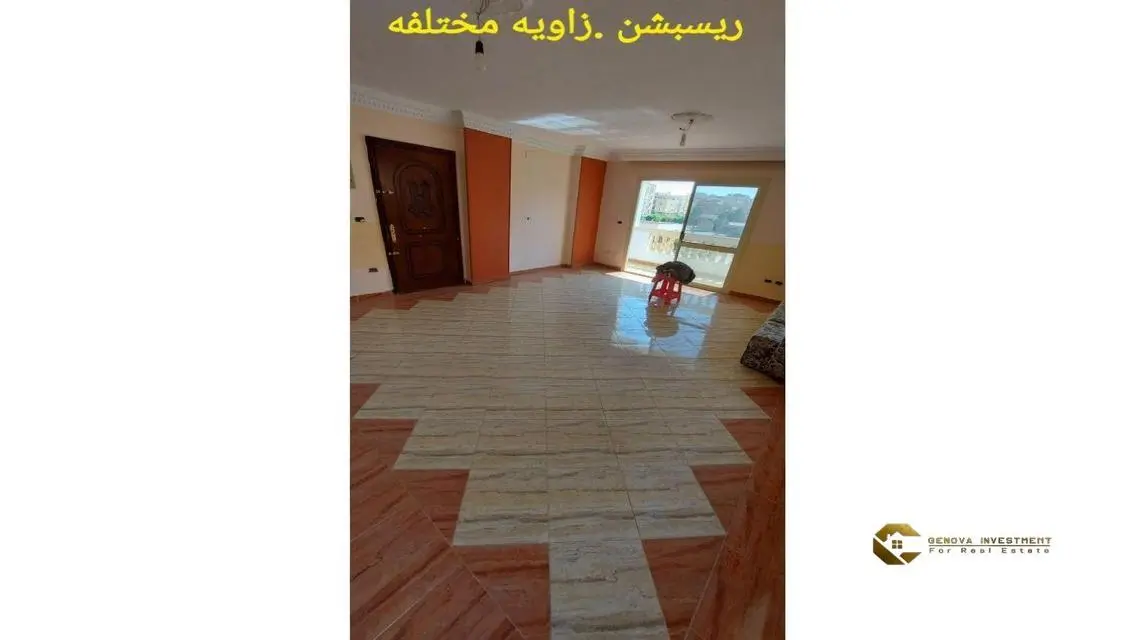شقة حديثة مع شرفة وخزائن حائط
