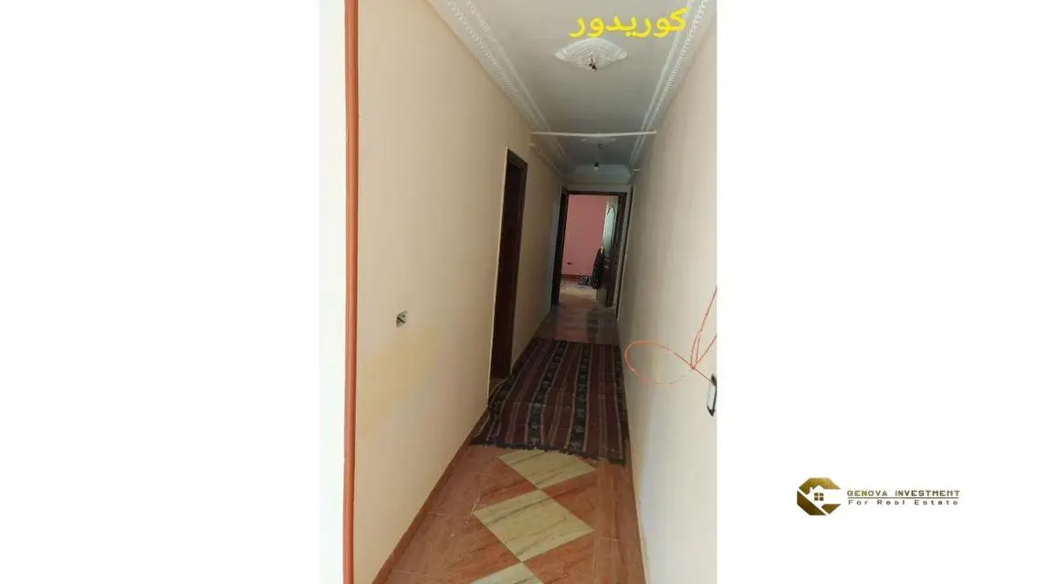 شقة حديثة مع شرفة وخزائن حائط