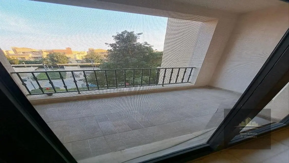 للايجار في كمبوند ميفيدا مطبخ و تكييفات