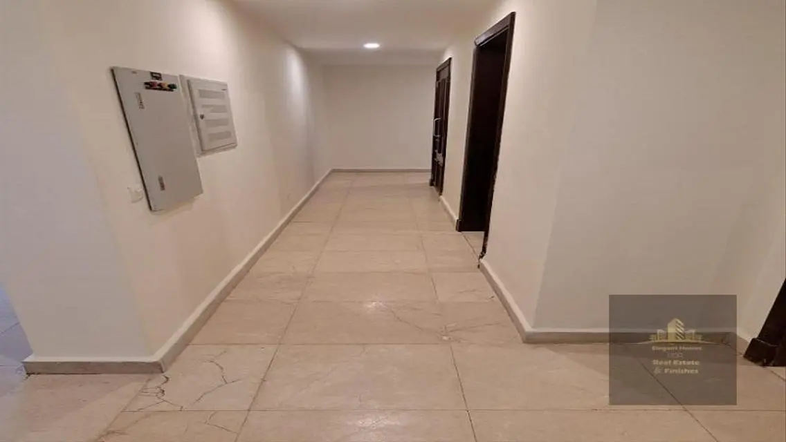 للايجار في كمبوند ميفيدا مطبخ و تكييفات