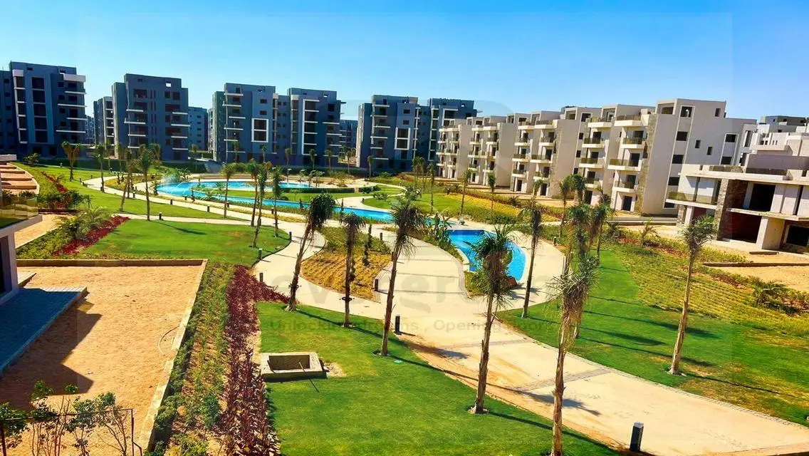 شقة مميزة استلام سنة بمقدم 5% و قسط على 10 سنين