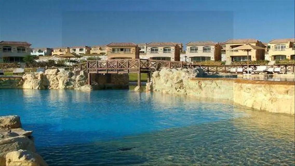شاليه للبيع ارضي بجاردن متشطب فيو بحر بتلال السخنه