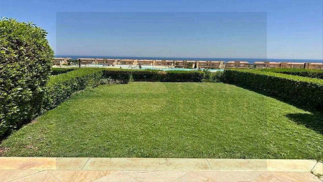 شاليه للبيع ارضي بجاردن متشطب فيو بحر بتلال السخنه