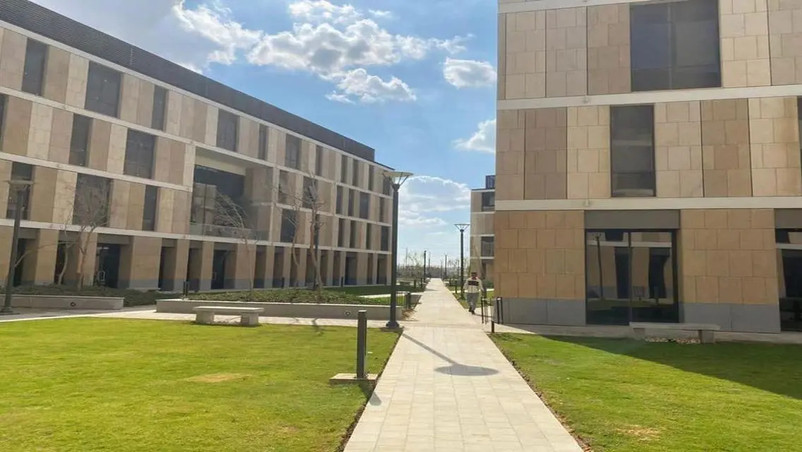 عيادة متشطبة بالتكييفات فى ويست ميدكال من سوديك