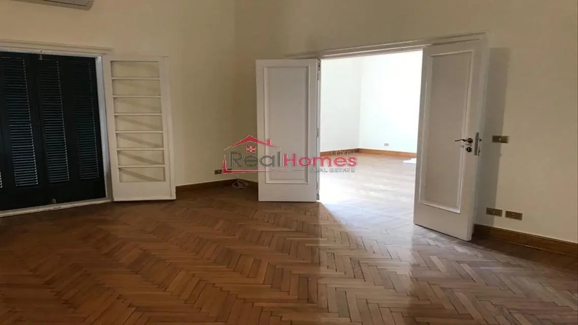 Newly renovated apartment in High ceiling building