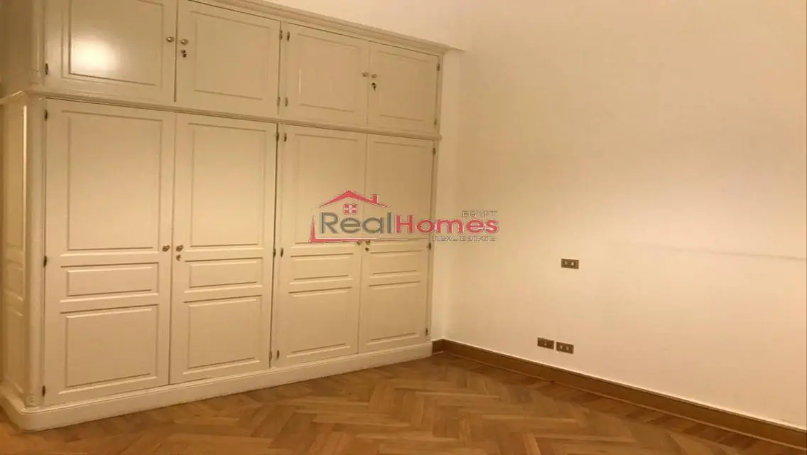 Newly renovated apartment in High ceiling building