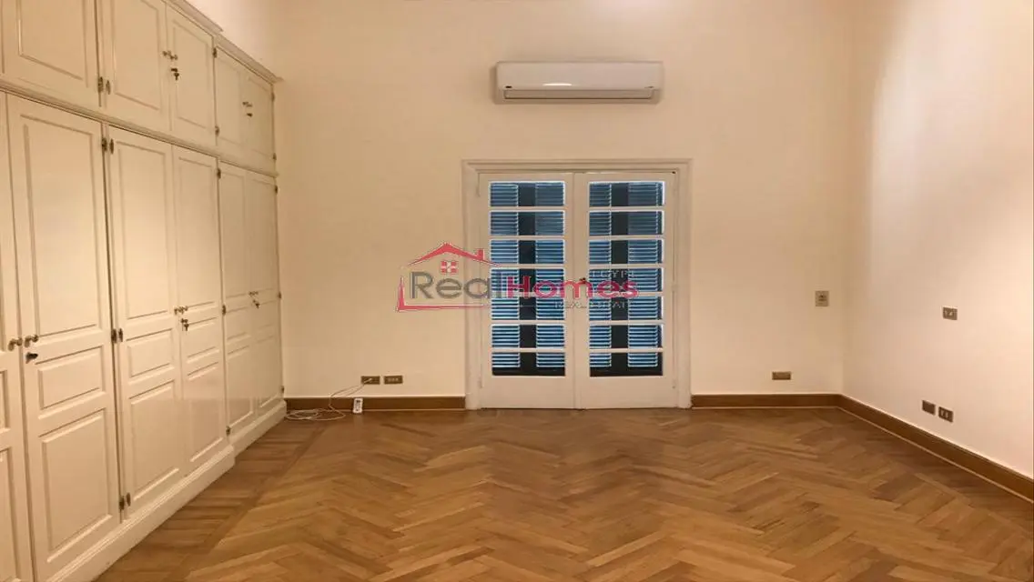 Newly renovated apartment in High ceiling building