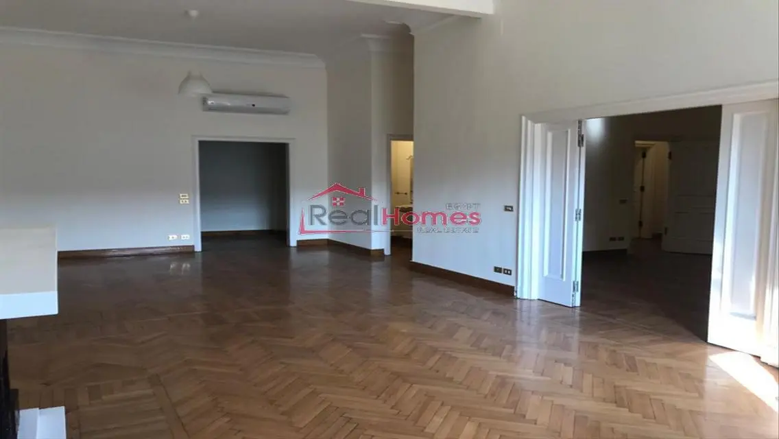 Newly renovated apartment in High ceiling building