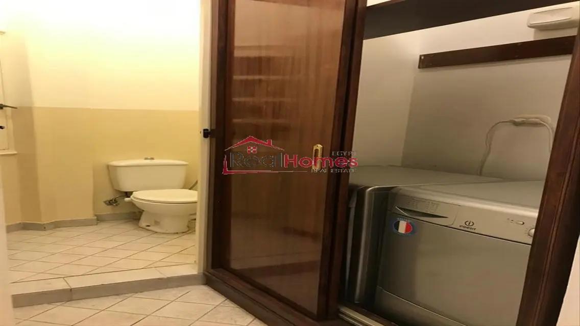 Newly renovated apartment in High ceiling building