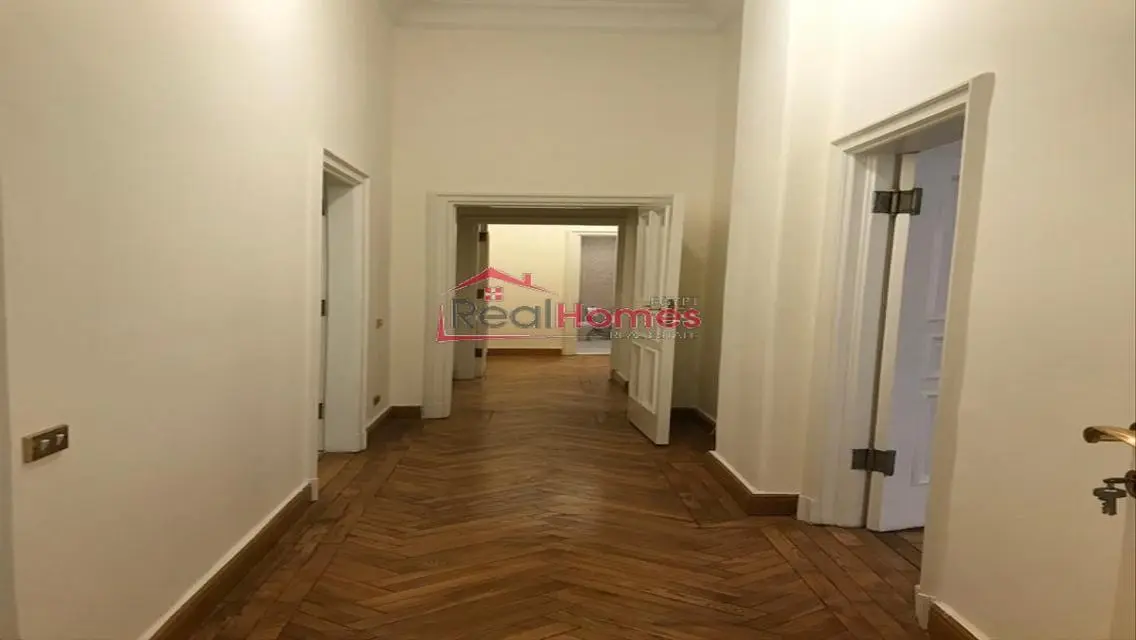 Newly renovated apartment in High ceiling building