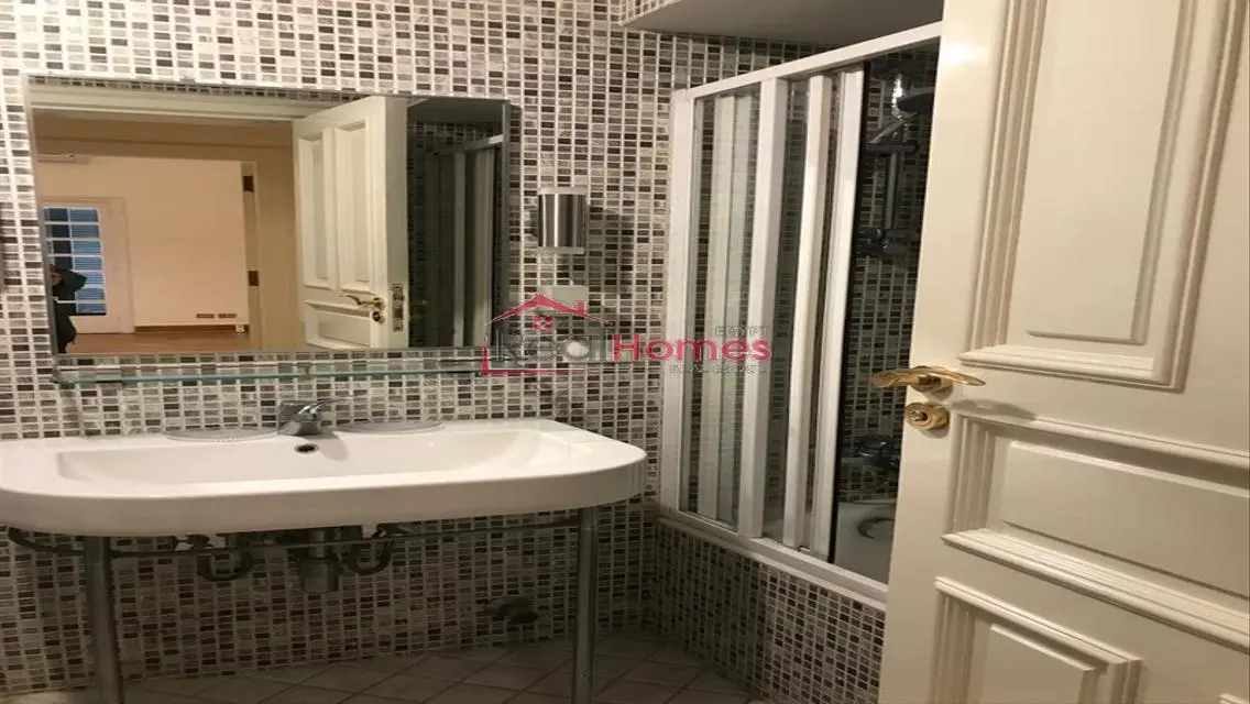 Newly renovated apartment in High ceiling building