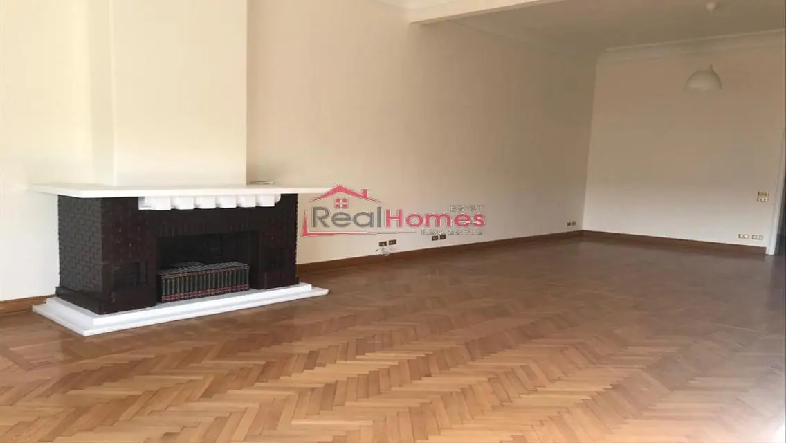 Newly renovated apartment in High ceiling building