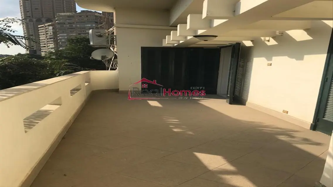 Newly renovated apartment in High ceiling building