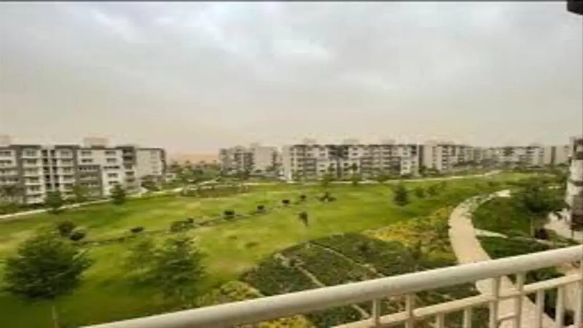 شقه للايجار في مدينتي 200م علي وايد جاردن