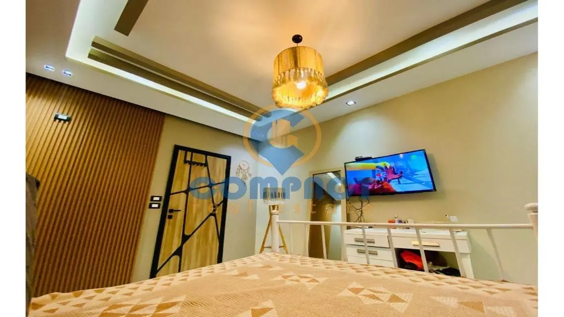 أرضي مرتفع جاردن ومدخل خاص تشطيبluxury لوكيشن رائع