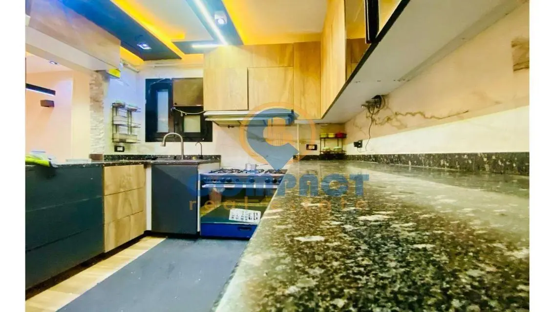 أرضي مرتفع جاردن ومدخل خاص تشطيبluxury لوكيشن رائع
