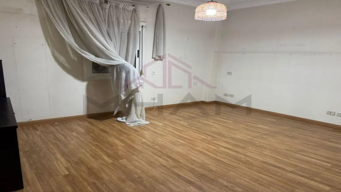 شقه للبيع تشطيب لوكس بالمطبخ فى جنوب الاكاديميه