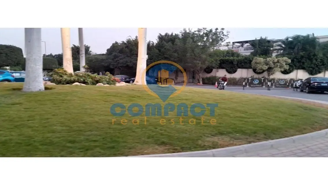 دور أرضي بحديقة خاصة لوكيشن ممتاز مفروشة بالكامل