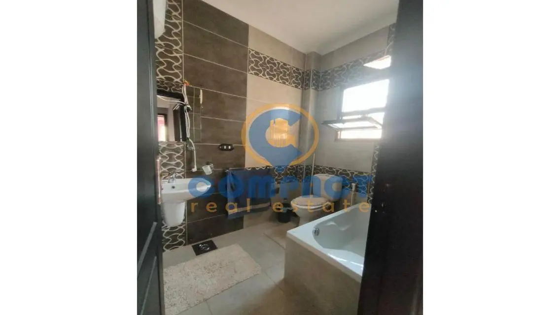 لوكيشن مميز وفيو رائع ع شارع رئيسي تشطيب luxury