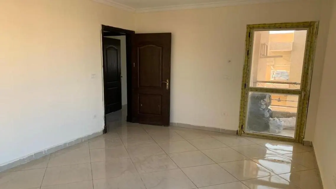 شقه لايجار فاضى دار مصر 3 غرف نوم بجوار او ويست