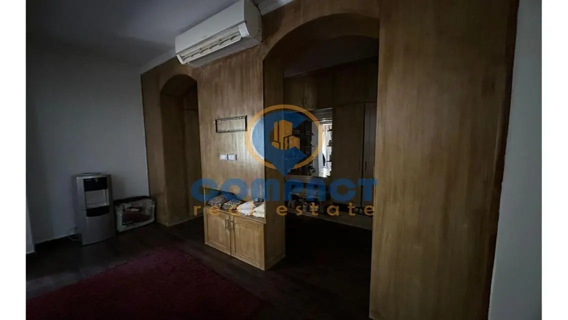دور أرضي بحديقة خاصة لوكيشن ممتاز وتشطيب سوبر لوكس