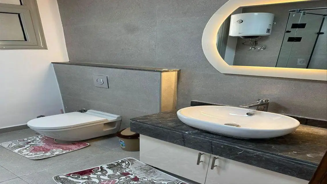 شقة متشطبة بالتكيفات في بالم هيلز بالتقسيط