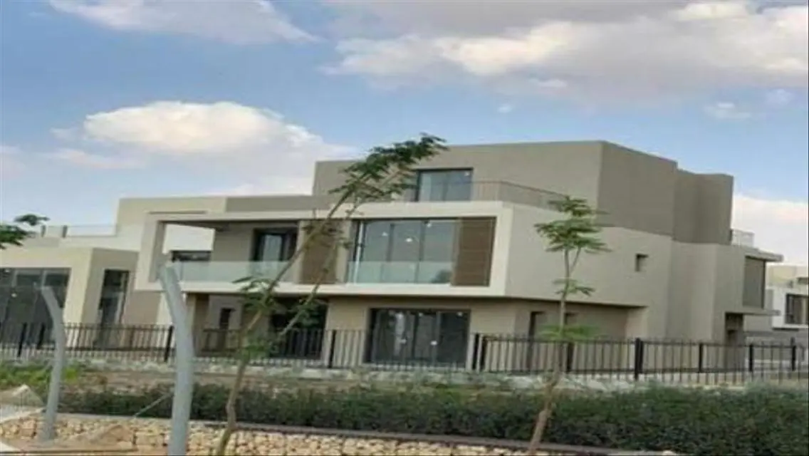 فيلا للبيع في سوديك ايست متشطب بالمطبخ والتكيفات