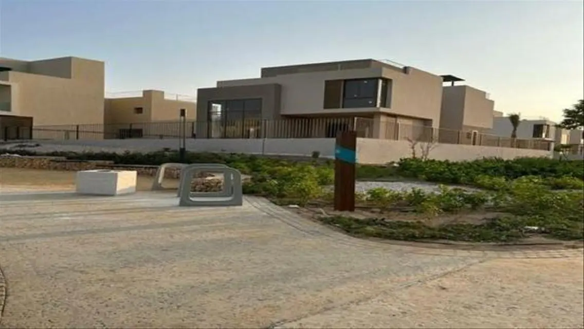 فيلا للبيع في سوديك ايست متشطب بالمطبخ والتكيفات