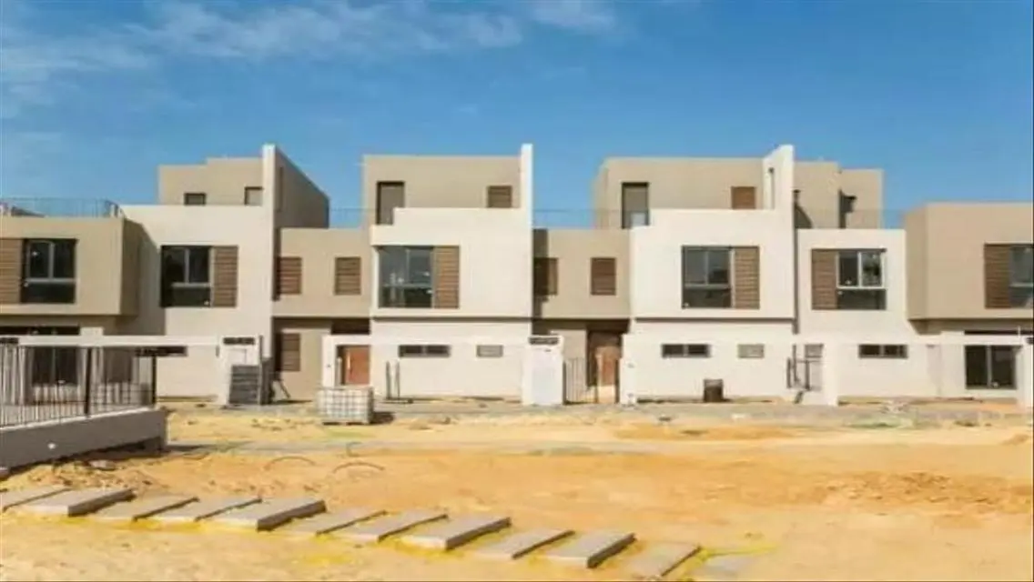 فيلا للبيع في سوديك ايست متشطب بالمطبخ والتكيفات