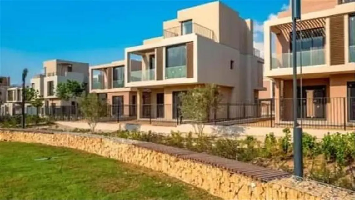 فيلا للبيع في سوديك ايست متشطب بالمطبخ والتكيفات